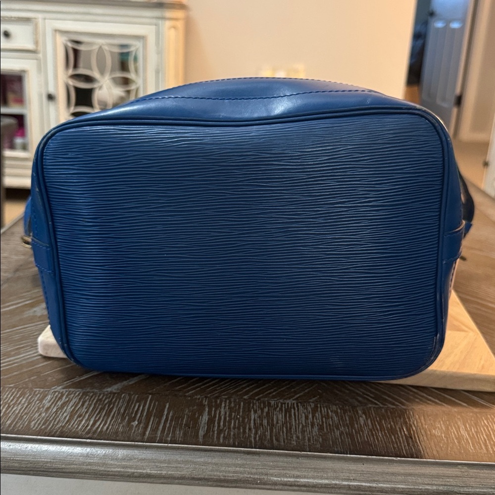 Louis Vuitton Epi Noé bucket bag in Toledo blue leather. - Picture 3 of 15